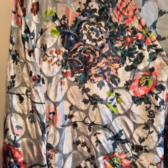 Anthropologie Maeve Umi Wrap Top Velvet Floral - Picture 13 of 15
